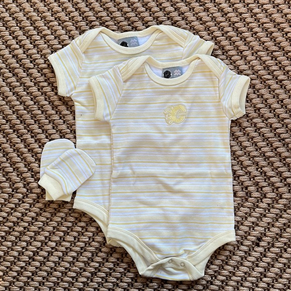 3 for $25❗️⭐️SET OF 2 ⭐️ Calgary Flames Onesies. Size 0-3M. - Picture 1 of 7